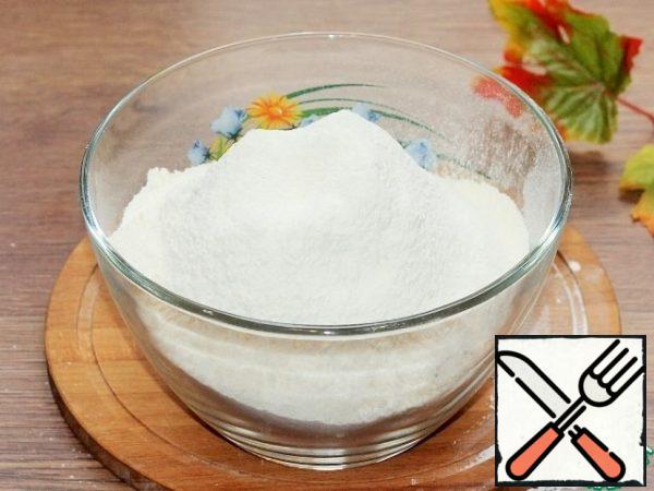 Prepare the dough. Separate from the total amount of flour 360 grams and mix with salt (1 tsp), sift through a sieve.