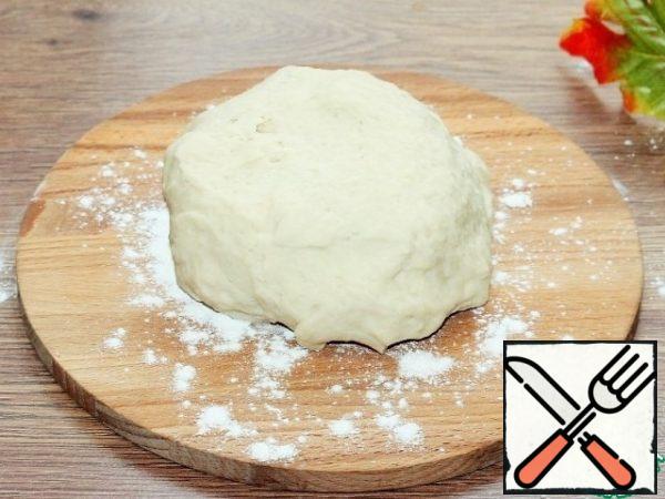 And knead the dough does not stick to your hands. Collect the dough in a bun.