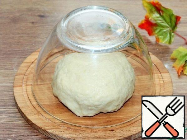 Put the dough in a bag or cover, so as not to wind up and remove to the side for 30 minutes.
