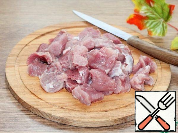 Prepare the filling for rolls. Grind the prepared meat in a meat grinder or blender. My "pork cutlet" is not very fat. You can prepare minced pork and beef (50*50).