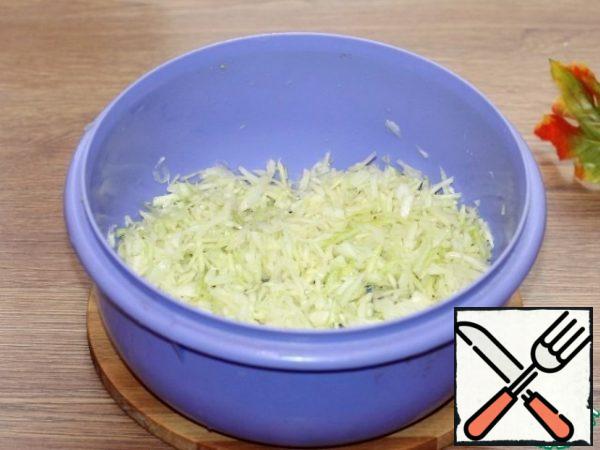 Very finely chop the cabbage (300 gr) and add salt (1 tsp). RUB the cabbage with your hands until the juice is released.