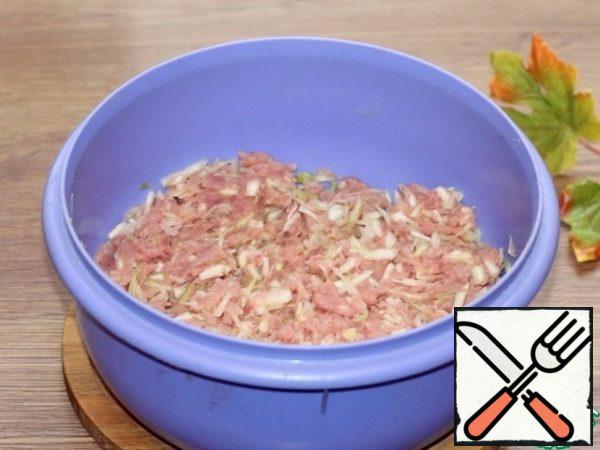 Mix minced meat with cabbage.