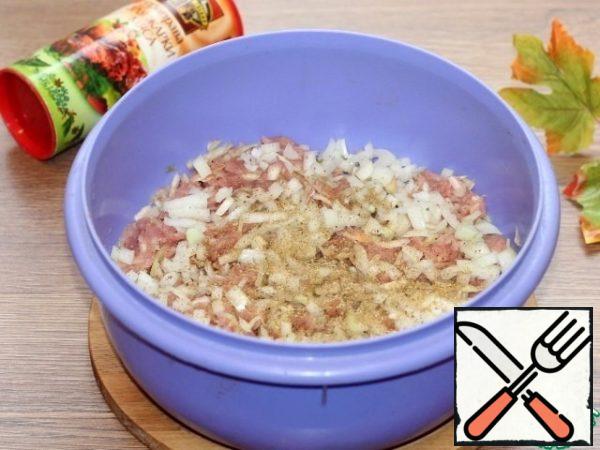 Add finely diced onion (1 piece), pressed garlic (2 teeth), seasoning for meat and spices, mix. We try for salt, given that the cabbage has already been salted. The filling is ready!