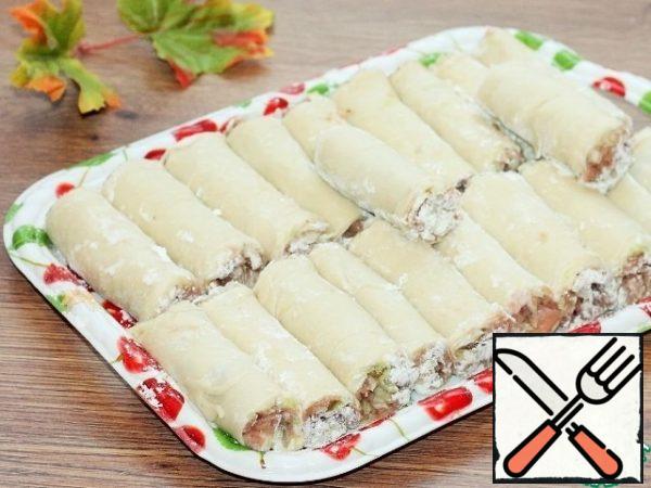 It turned out here is the number of rolls. I still have rolls from the uneven edge.
Spread the rolls seam down in the heated sunflower oil and fry on 2 sides until Golden brown, but not until ready!