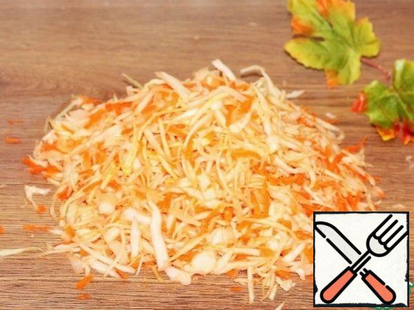 In addition to rolls, you can prepare stewed cabbage. Thinly slice the cabbage into strips (450-500 gr). Add grated carrots and 1 tsp salt. Mix and RUB with your hands until the juice is released.