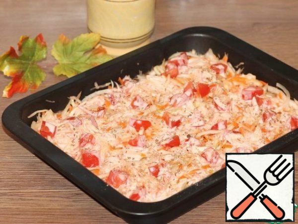 For the sauce, mix: tomato paste (1-2 tablespoons), sour cream (2 tablespoons), sunflower oil (2 tablespoons) and water (100 ml). Add the seasoning, a pinch of sugar and mix. We try for salt and do not forget that the cabbage is salty.
Fill the cabbage "pillow" with sauce, but do not overdo it, it is better to add the sauce in 30 minutes. Vegetables will also secrete juice.
