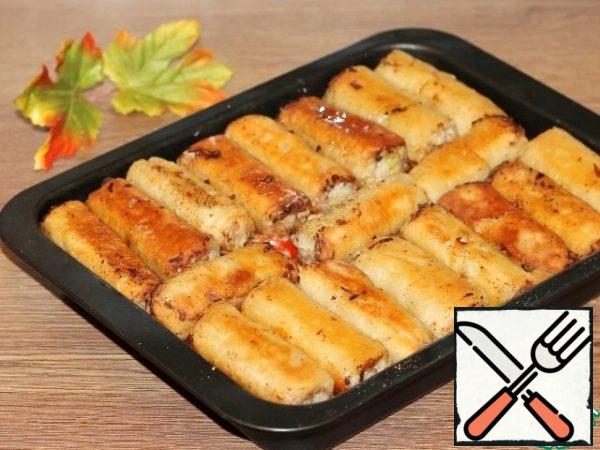 On top of the cabbage, lay out rolls and sprinkle them with sunflower oil. Cover the baking sheet tightly with foil and put it in the oven preheated to t 180 C for 40 minutes or until the cabbage is ready.