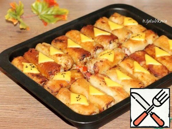 After the oven, the rolls become soft and can be decorated with cheese, if desired.
It turned out to be a fragrant, delicious and satisfying lunch or dinner for the whole family.