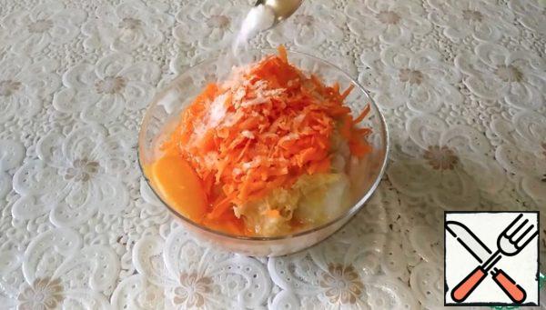 Add the grated vegetables to the minced meat, one egg, a teaspoon of salt and pepper to taste and mix until smooth.
