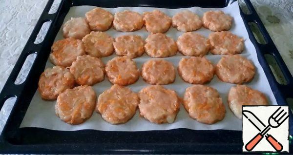 Next, using a spoon, we form round cutlets and put them on a baking sheet covered with parchment.