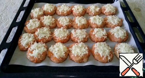 Decorate the top of our cutlets with grated cheese.