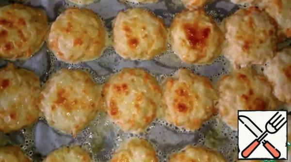 Bake for 20-25 minutes in a preheated 180 ° oven (depending on the characteristics of your oven).

Bon appetit!
P.S. The Cutlets are very juicy, despite the chicken fillet. This is all thanks to the added vegetables.