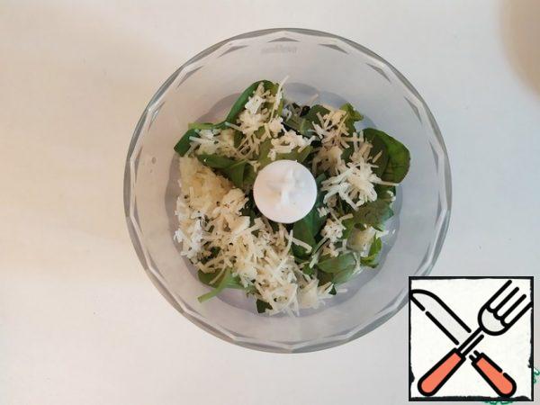 Grind nuts, Basil, garlic, and grated Parmesan in a blender. Season with salt and pepper.
And start adding tablespoons of olive oil, focusing on the final consistency. In total, it will take about 60 ml.