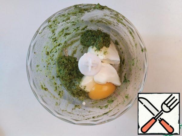 Put the cream cheese, 3 teaspoons (with a slide) of pesto, salt and egg in a food processor. Stir well.