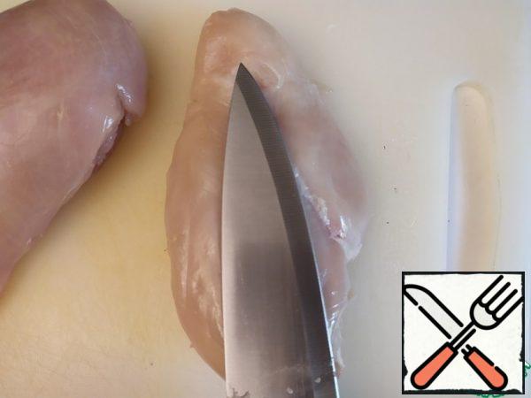 Proceed to the breast. At the specified length, from the thick to the thin side, cut the pocket in the middle.