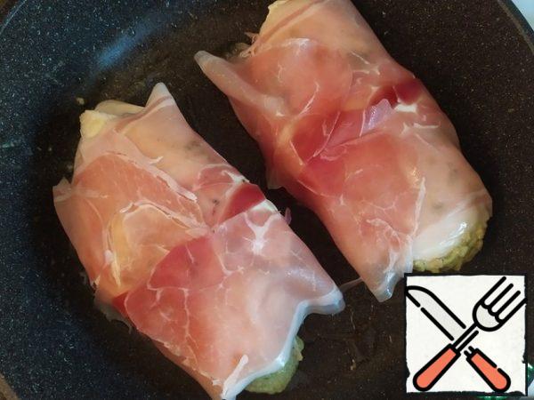 Wrap in jamon, fry again a little on all sides.
Then transfer to the oven and bake for 15-20 minutes at 180 degrees.