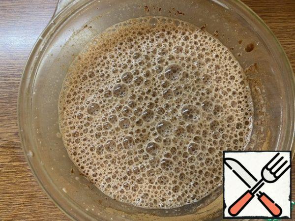 Pour in 300 ml of milk and beat. Add 4 tbsp sunflower oil. Stir.