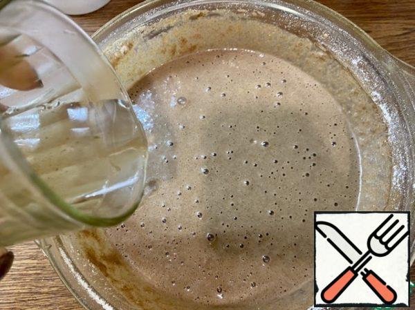 Immediately pour the soda quenched in boiling water into the dough, stirring with a whisk or mixer.