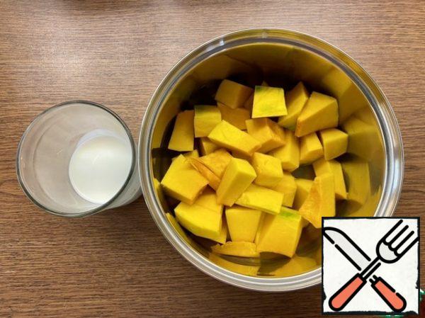 Prepare the ingredients for the pumpkin-cream sauce (while the pie cools).
Cut the pumpkin into pieces and put it in a saucepan.
If there is no fresh, take frozen, pre-thawed.
Pumpkin should be sweet (!), in this case, sugar is not needed. If the pumpkin is not sweet, add sugar to taste or sweetener.