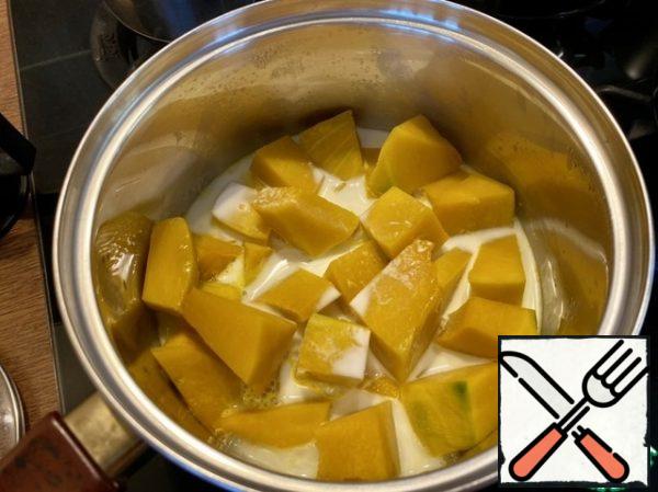Pour in the cream and stir, continue to simmer the pumpkin until soft.
A total of 20-30 minutes.
To cool down a bit.