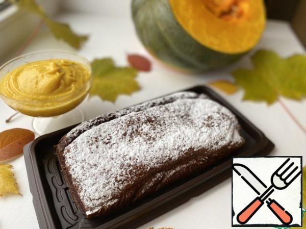 Put the pumpkin-cream sauce in a saucepan.
Sprinkle the cake with powdered sugar (optional).