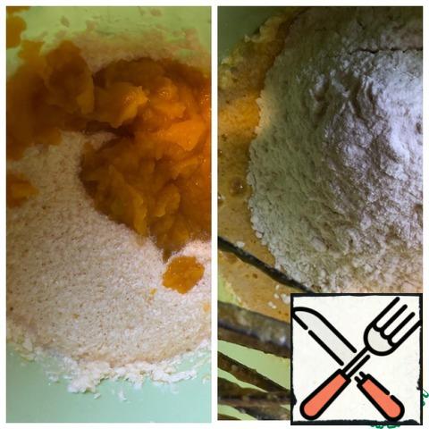 To introduce the cooled pumpkin puree and mix. Add baking powder and flour. Beat for 20 seconds.