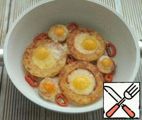 beat eggs in rings (in small circles I have quail eggs). Add salt (2 chips) and sprinkle with paprika. Cover with a lid and bring to a simmer.