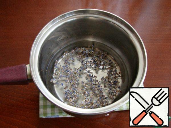 Prepare lavender water for the syrup. To do this, 2 tsp. dry lavender pour 200 ml of boiling water and after 15 minutes, strain and measure 140 ml for further work.