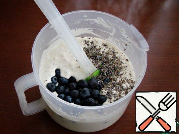 Add blueberries or blueberries and a teaspoon of dried lavender to the mass, mix gently with a spatula.