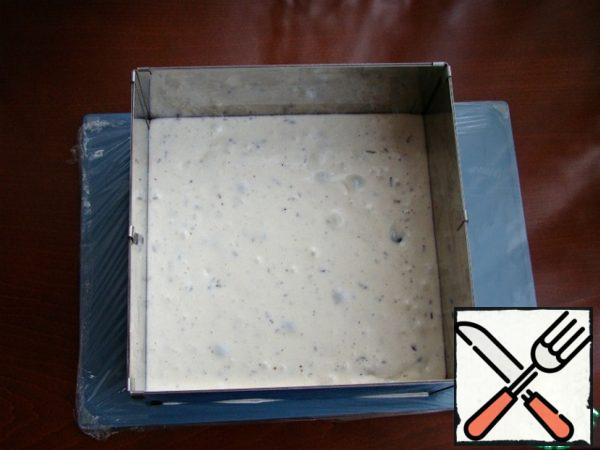 Pour the mass into a pre-prepared form and put it in the refrigerator for 15 minutes.