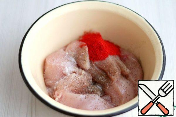 Cut the chicken breast fillet into large strips, about 3-4 cm wide. In a bowl with fillet add paprika (1 tablespoon), salt and black pepper to taste, add 1 teaspoon of spicy mixture for cooking chicken (optional). Massage the fillet, spreading the spices and salt over the surface of the fillet pieces. Set the fillet aside.