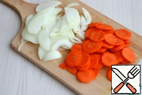Onion (1 PC.), carrot (1 PC.) cut into circles, onion half rings.