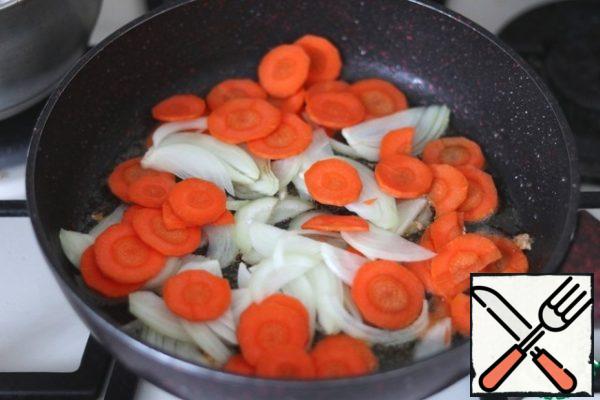 Put the onions and carrots in the pan where the breast fillet was fried. If necessary, you can add vegetable oil, I did not add, enough of the oil on which the chicken fillet was fried.