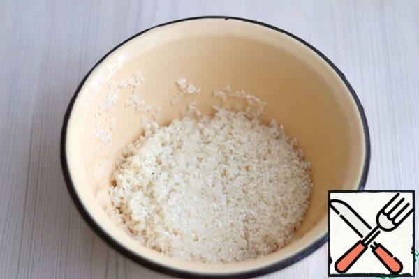 While the vegetables are being passioned, prepare the rice. To do this: wash 1.5 cups of rice in 5-6 waters.