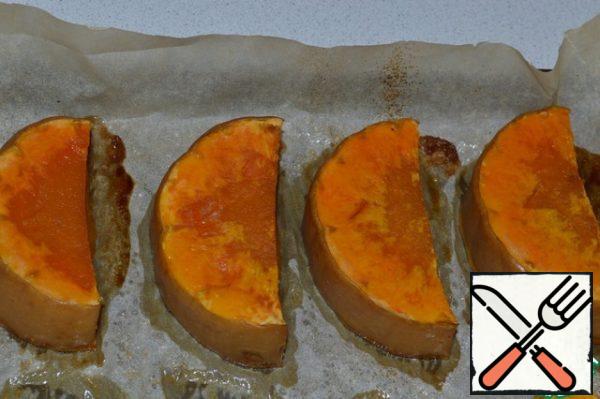 Prepare pumpkin puree the day before: cut the pumpkin, put it on a baking sheet, sprinkle with sugar and bake until ready.