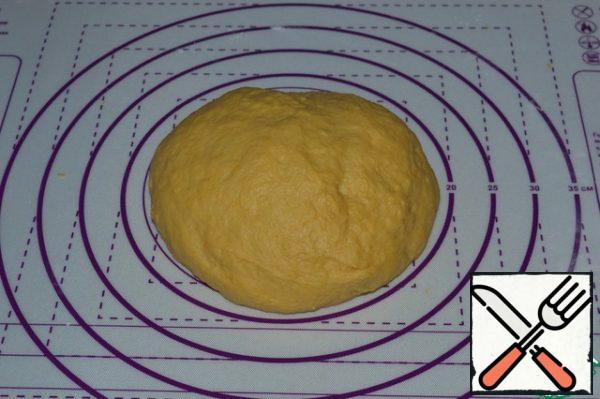 For the dough, mix the flour with dry yeast.
Add the remaining ingredients, knead, and add the butter at the end.
Knead until the dough is elastic.
Form a ball of dough, put it in a floured bowl, cover with a towel and put in a warm place for 1.5 hours.