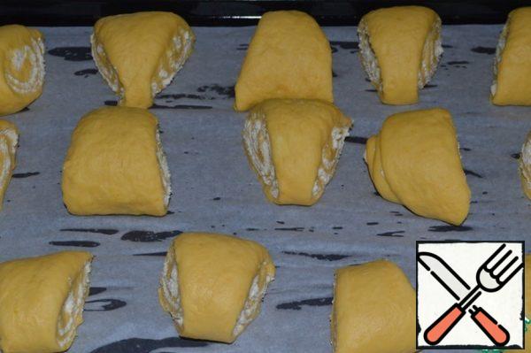 Place the buns on 2 baking sheets and leave to rise for 30 minutes.
Grease with whipped protein and send it to the oven preheated to 190*C.