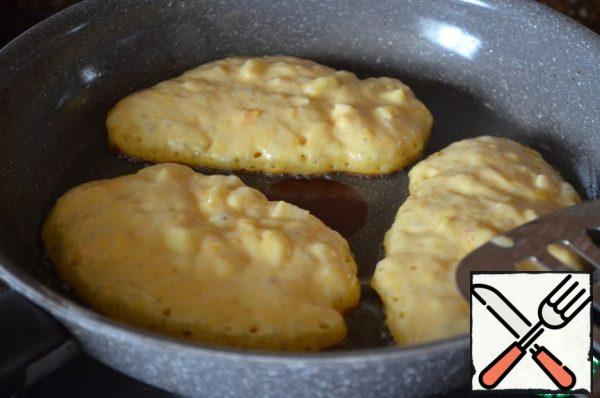 In a hot frying pan, pour 1 tbsp. l. vegetable oil, heat, gently, as little as possible disturbing the dough, spread the dough with a large spoon, fry for 1 minute, medium heat.