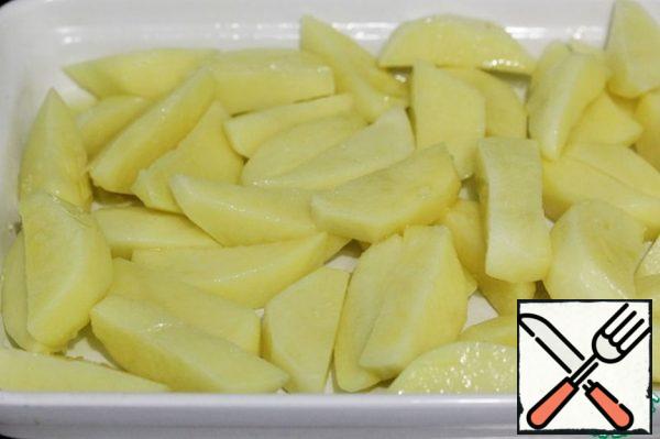 Put a spoonful of melted butter in the baking dish, put the form in the oven, preheated to 200 °C, and let the butter melt.
Then put the potatoes in the form, season with salt, mix and bake for 20 minutes.