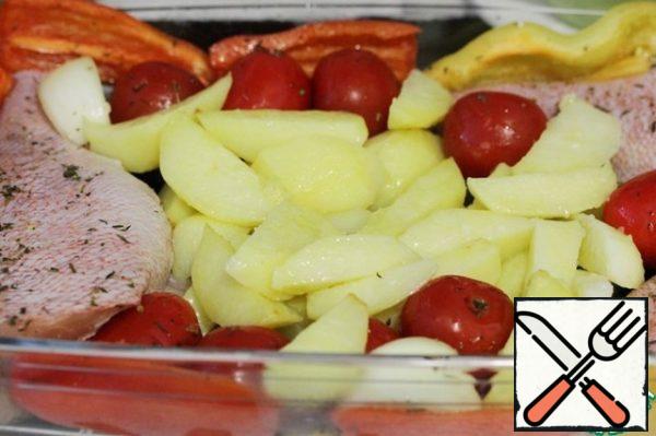 Remove the potatoes from the oven, transfer them to the fish and put everything back in the oven for 20-30 minutes.