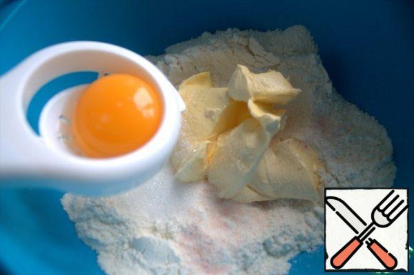 Separate the yolk for the dough.