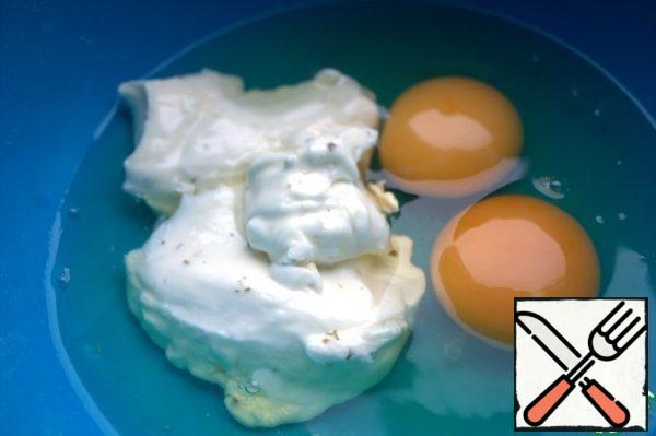 In cream cheese (I have with greens) drive 2 eggs and protein from the dough.