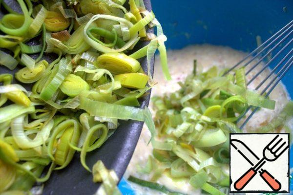 Cool the onion slightly and transfer to the filling.