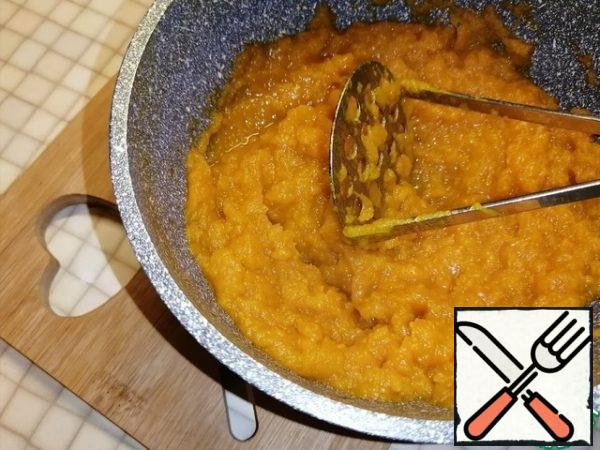 Mash the finished pumpkin in mashed potatoes.
