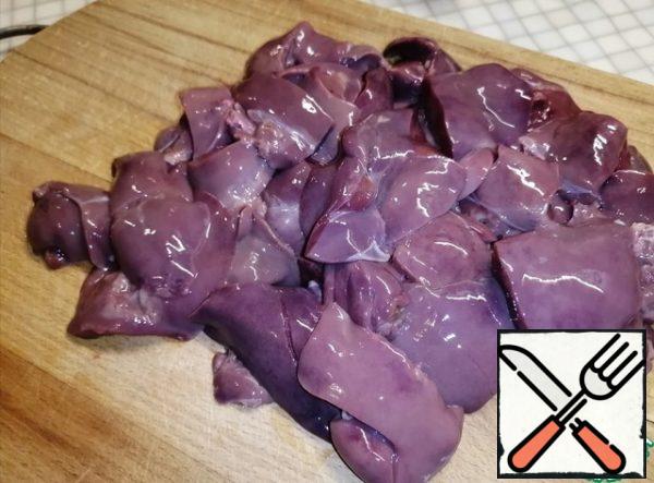 Wash the liver and cut it into small pieces.