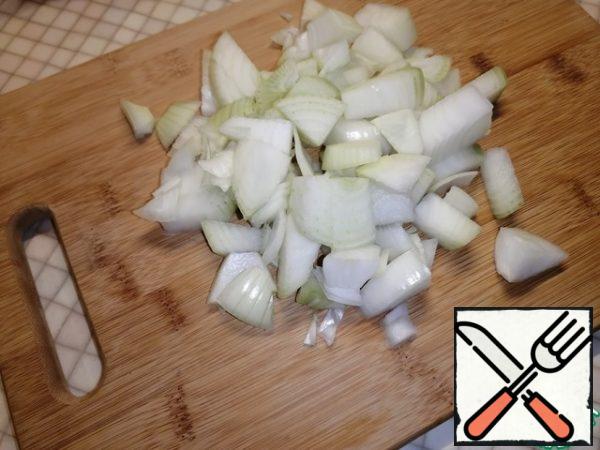Cut the onion into large cubes.