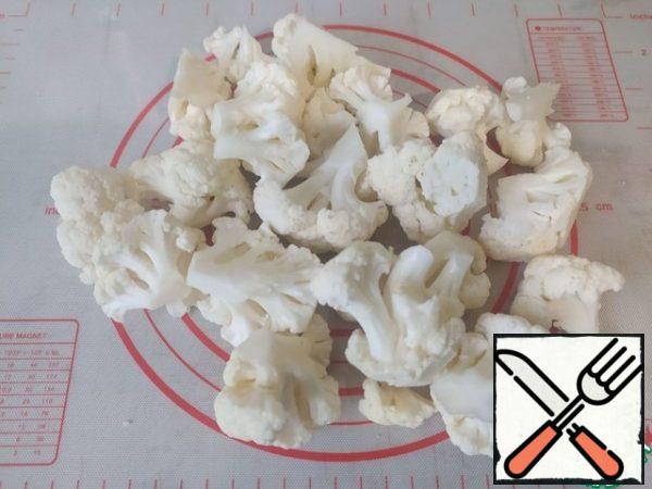 Separate the cauliflower into inflorescences and boil in boiling water for 2-3 minutes.