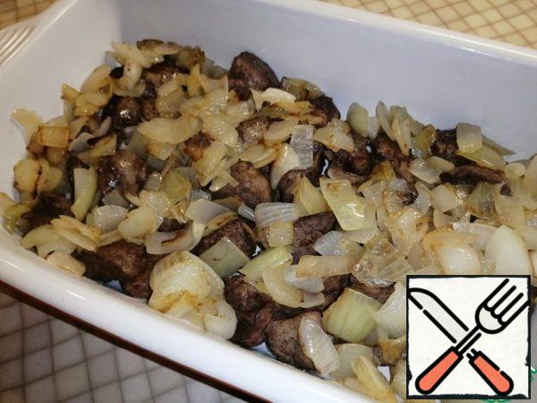 Put the onion on top of the liver in a baking dish.