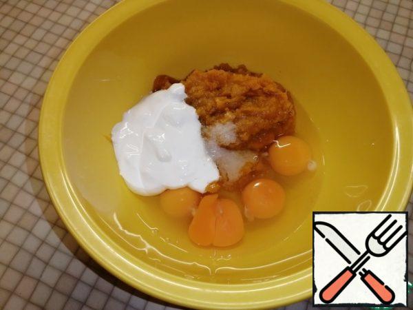 In a deep bowl, beat the eggs, sour cream, and pumpkin puree. Salt to taste.