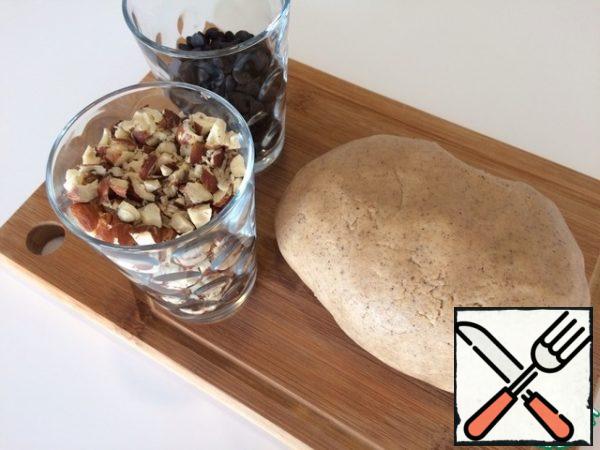 The proportions of the bulk components are indicated in milliliters, not in grams. From all the ingredients for the dough, knead the plastic shortbread dough. Flour may need 1-2 tablespoons less, but not more. The dough should be collected in a lagging ball from the hands.